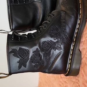 Dr Martens Vonda Mono Black Embroidered Roses Boots Size 9 1460